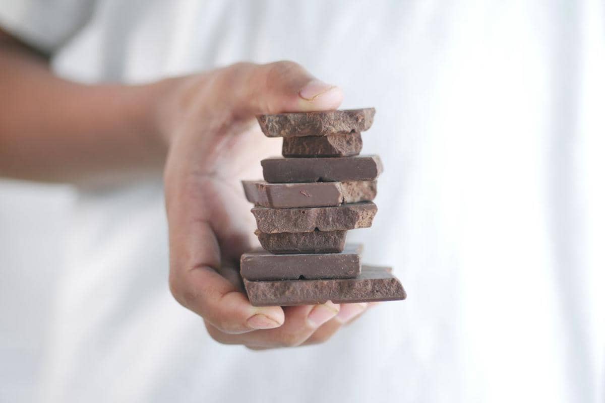 Aneka jenis cokelat dalam berbagai bentuk dan warna tersaji sebagai ilustrasi makanan manis untuk dinikmati.