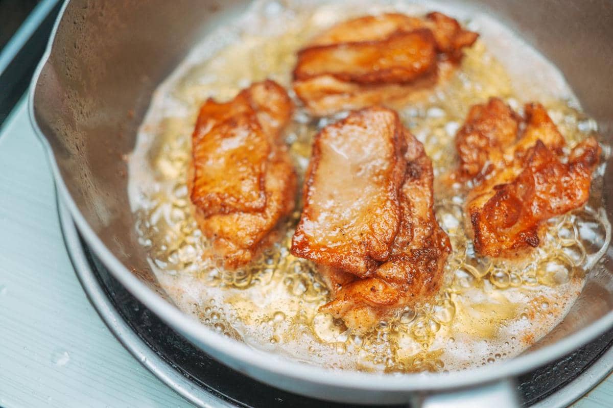 ilustrasi goreng ayam, masak ayam goreng