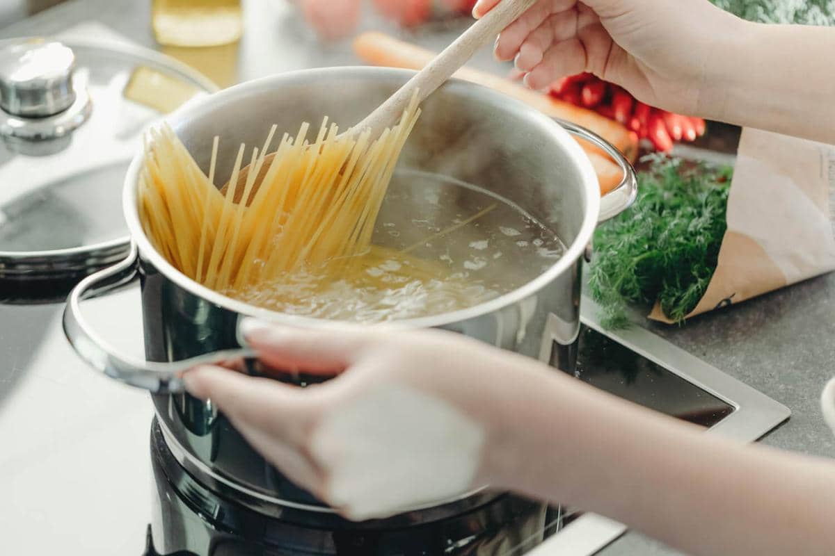 ilustrasi spaghetti, masak pasta