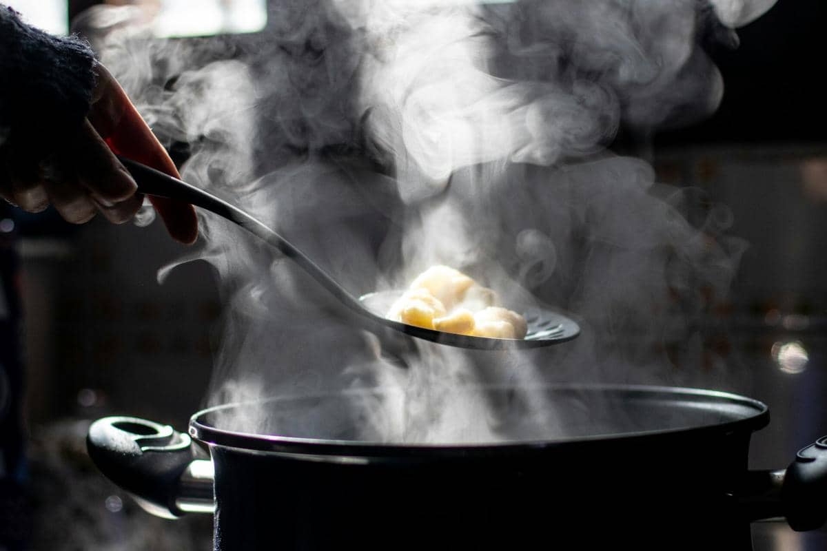 ilustrasi masak pasta, karbohidrat