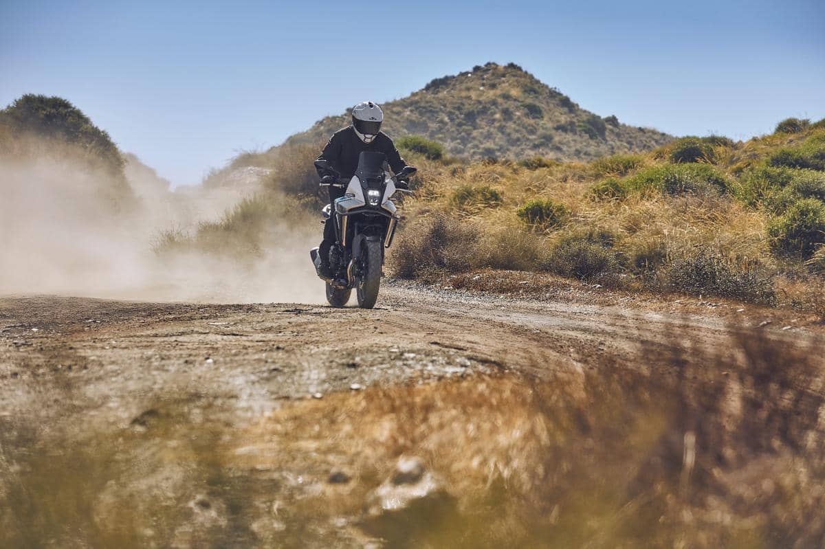 Sepeda motor Honda NX500 dibekali teknologi E-Clutch untuk mendukung pengalaman berkendara modern bagi pengendara.