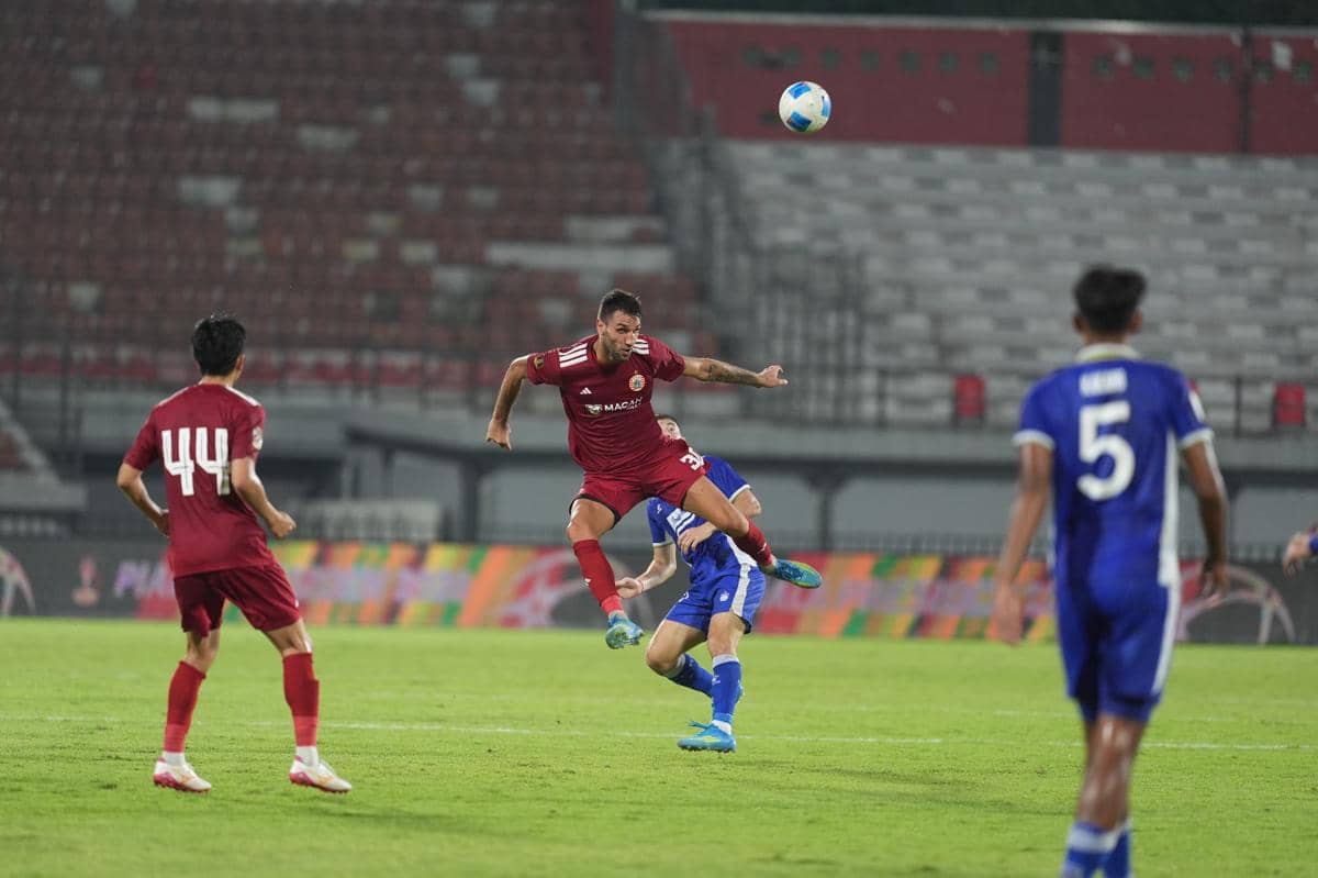 Suasana pertandingan Persib melawan Persija pada babak semifinal Piala Presiden 2026 di lapangan hijau.