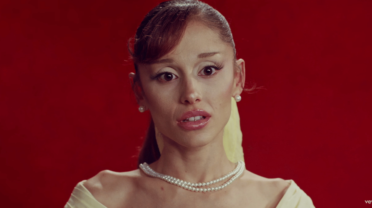 Potret Ariana Grande sebagai inspirasi makeup, diambil dari video yang diunggah di kanal YouTube resminya.
