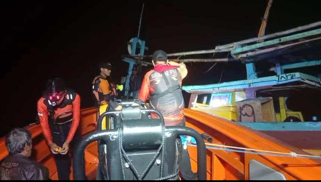 Kapal Mati Mesin di Perairan Krakatau, 4 Nelayan Dievakuasi Tim SAR