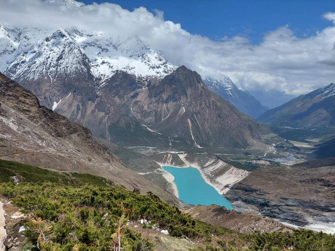 ilustrasi panorama di Manaslu circuit