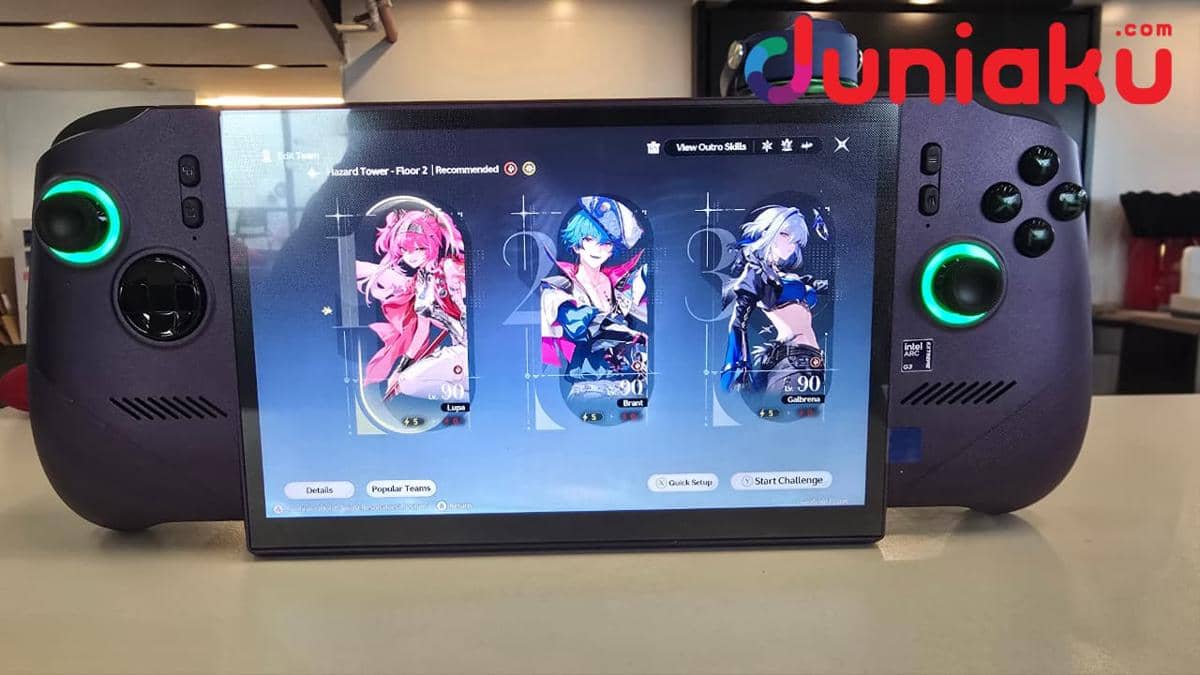 MSI Claw 8 EX AI+ berupa perangkat gim genggam dengan layar lebar dan kontrol di kedua sisi, dipotret dari bagian depan.