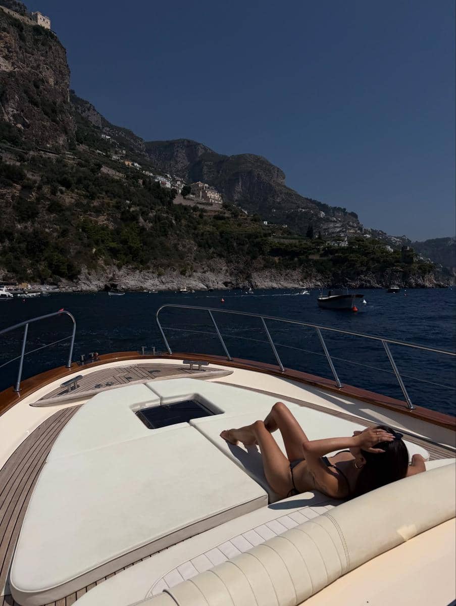 Jennifer Coppen saat liburan di Amalfi Coast