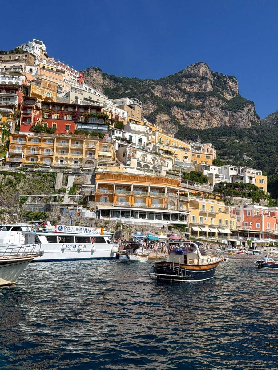 Jennifer Coppen saat liburan di Amalfi Coast