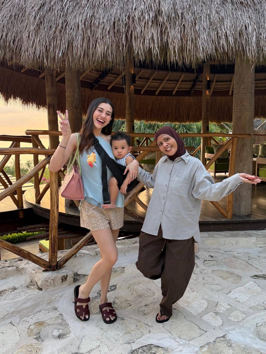 Keluarga Aaliyah Massaid dan Thariq liburan di Sumba