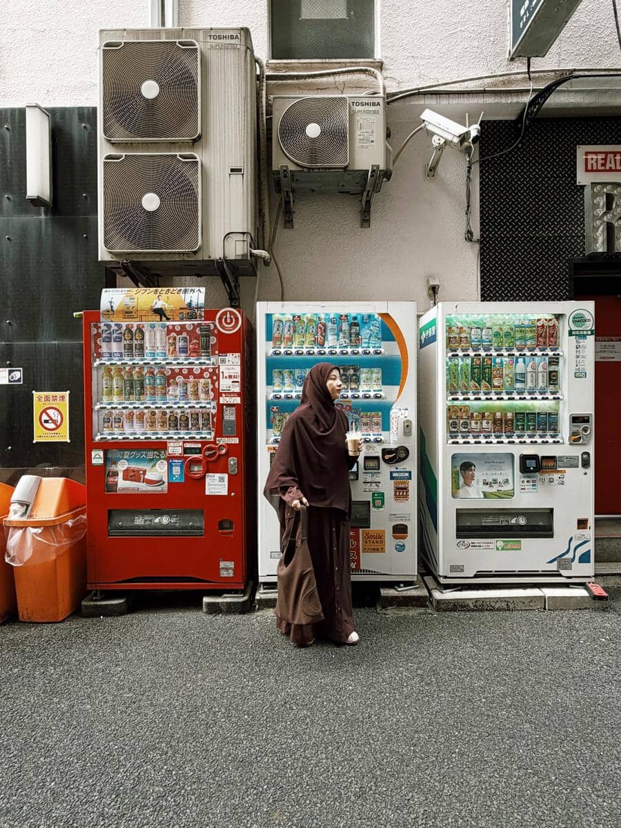 Natasha Rizky berjalan-jalan di Tokyo, Jepang, mengenakan busana kasual saat menikmati suasana musim panas.