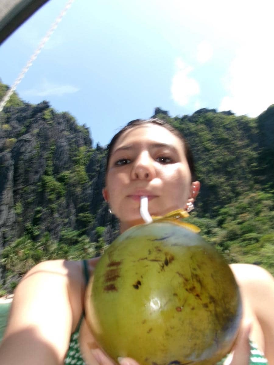 Shalom Razade berlibur di Pulau Palawan