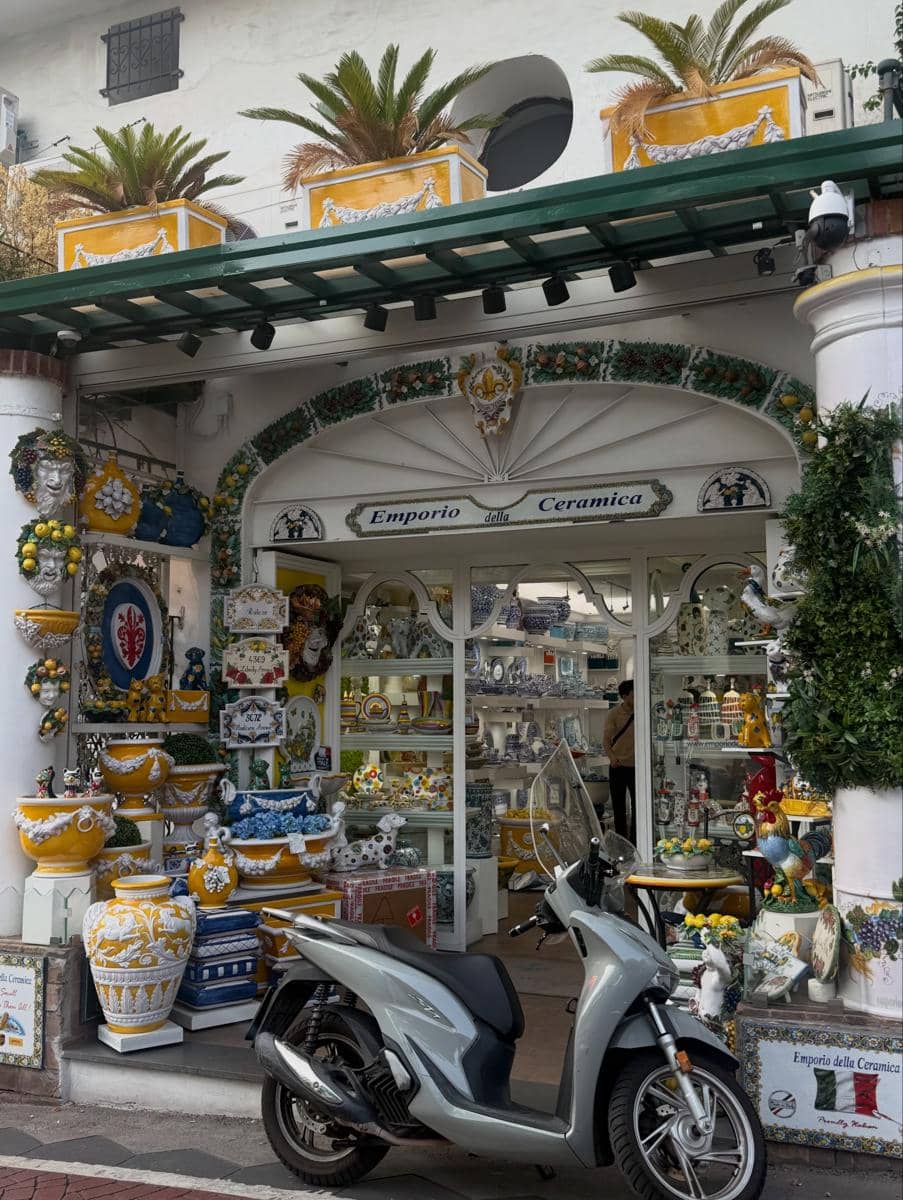 Jennifer Coppen saat liburan di Amalfi Coast