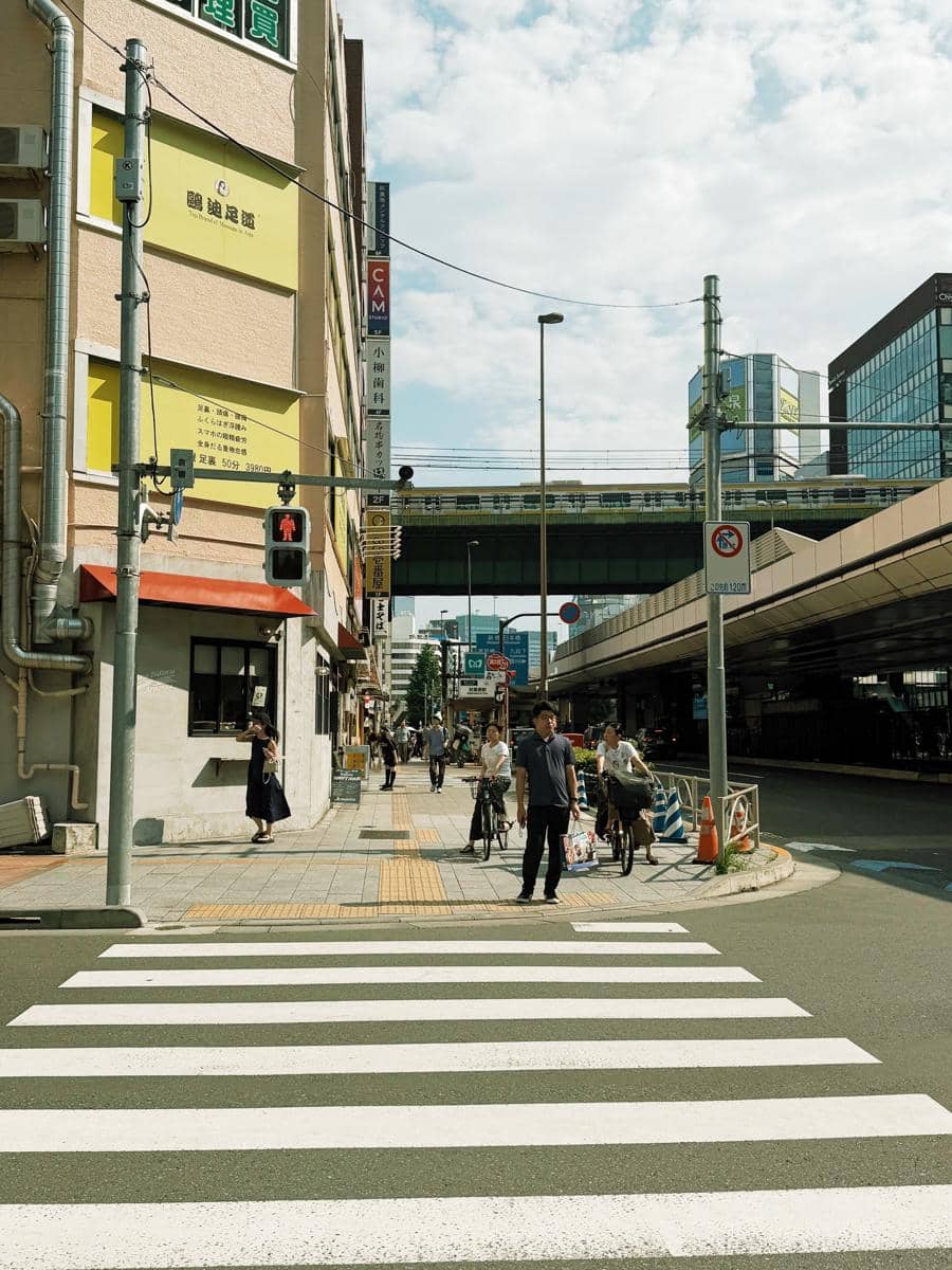 Natasha Rizky berjalan-jalan di Tokyo saat musim panas sambil menikmati suasana kawasan perkotaan di Jepang.