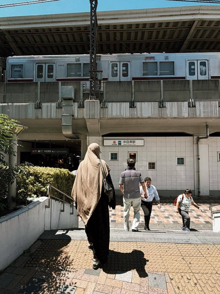 Natasha Rizky mengabadikan momen jalan-jalan saat berlibur di Tokyo, Jepang, dalam suasana musim panas.