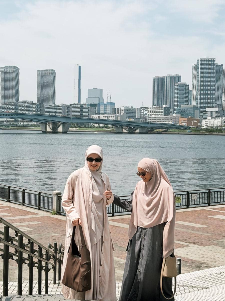 Natasha Rizky berjalan-jalan di Tokyo, Jepang, pada musim panas sambil menikmati suasana perkotaan.