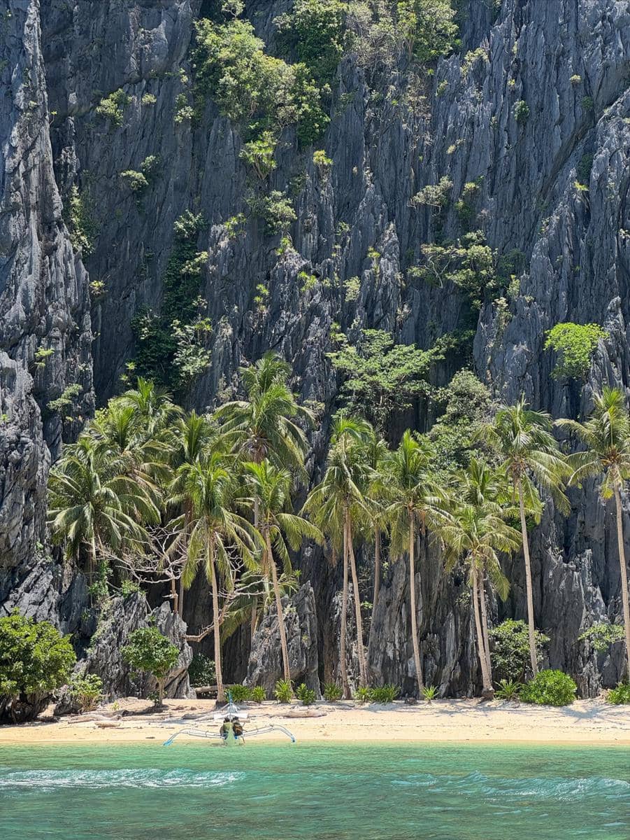Shalom Razade berlibur di Pulau Palawan