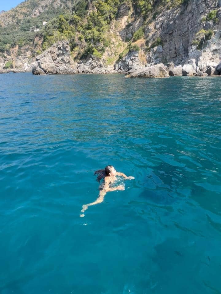 Jennifer Coppen saat liburan di Amalfi Coast