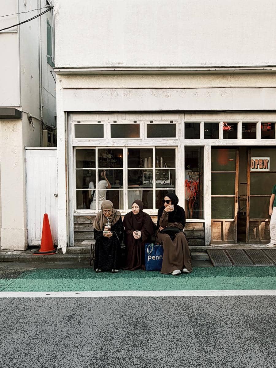 Natasha Rizky berjalan-jalan di Tokyo saat musim panas, menikmati suasana perkotaan di Jepang.