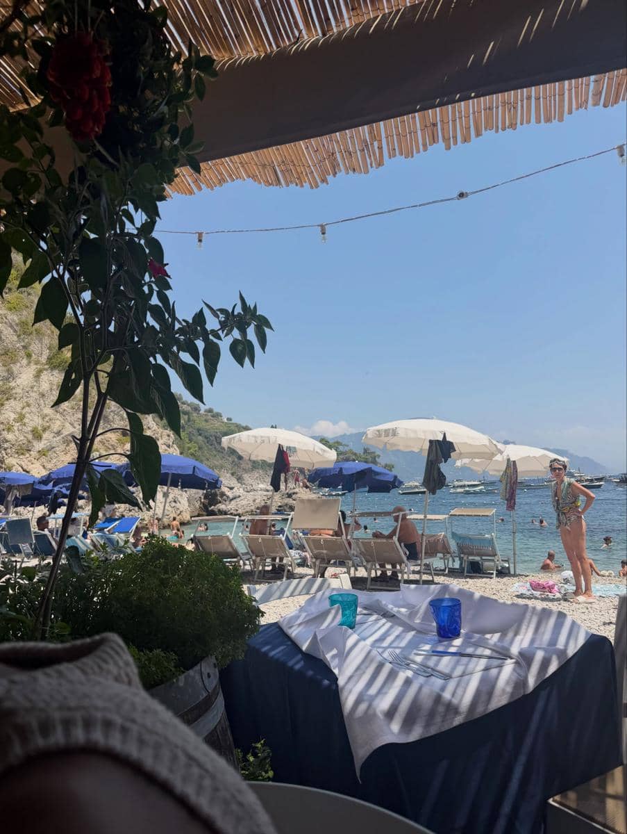 Jennifer Coppen saat liburan di Amalfi Coast