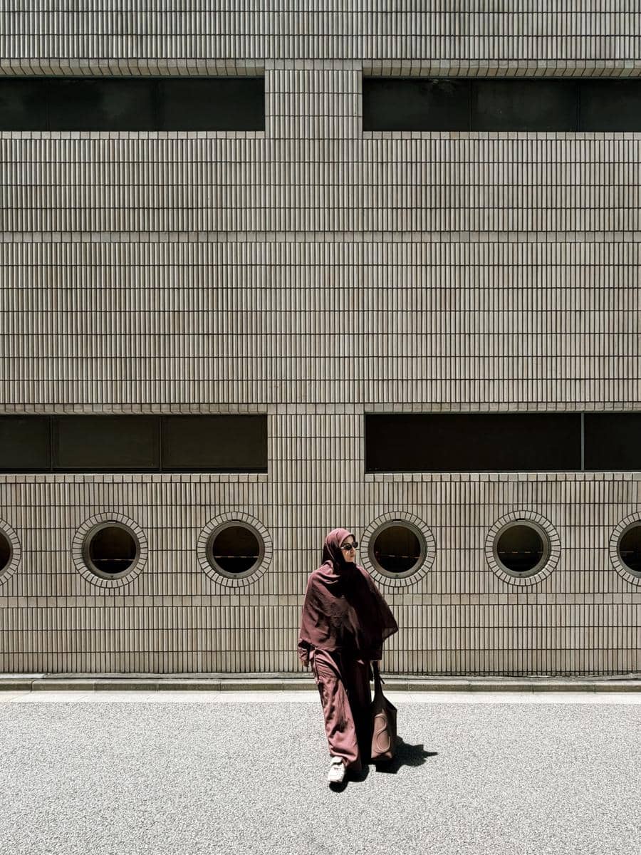 Natasha Rizky berjalan-jalan di Tokyo saat musim panas dengan suasana perkotaan Jepang di sekelilingnya.