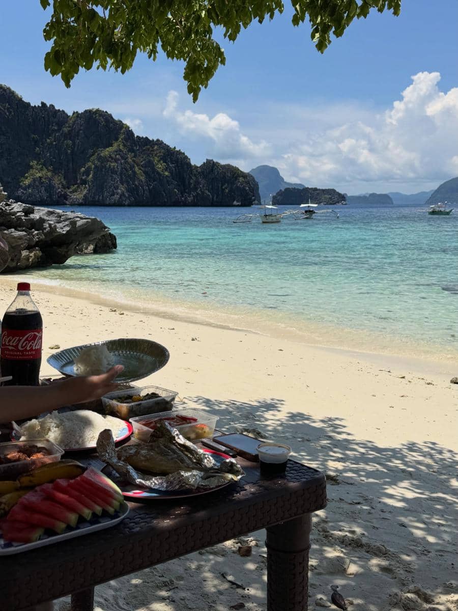 Shalom Razade berlibur di Pulau Palawan
