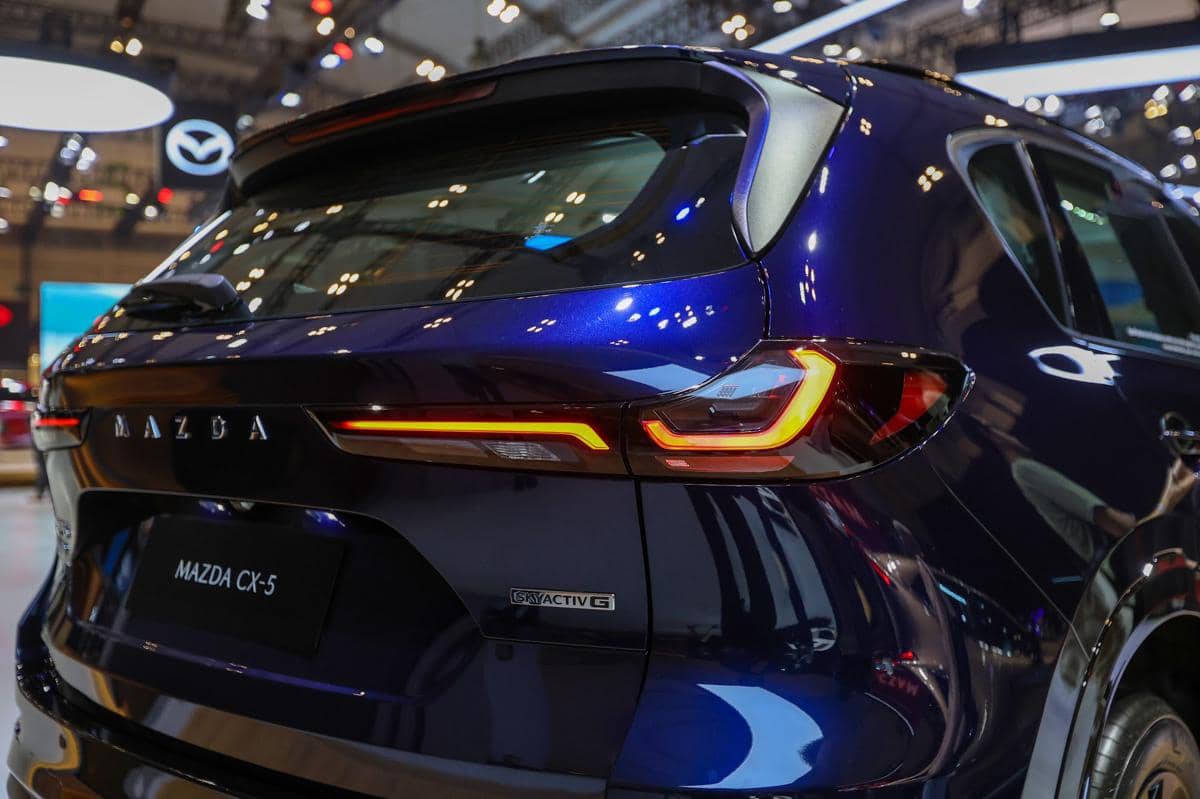 Tampilan belakang Mazda CX-5 generasi ketiga dengan desain stoplamp baru yang memanjang di kedua sisi mobil.