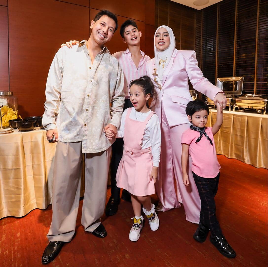 Inspirasi OOTD keluarga ala Fairuz A Rafiq dan Sonny Septian