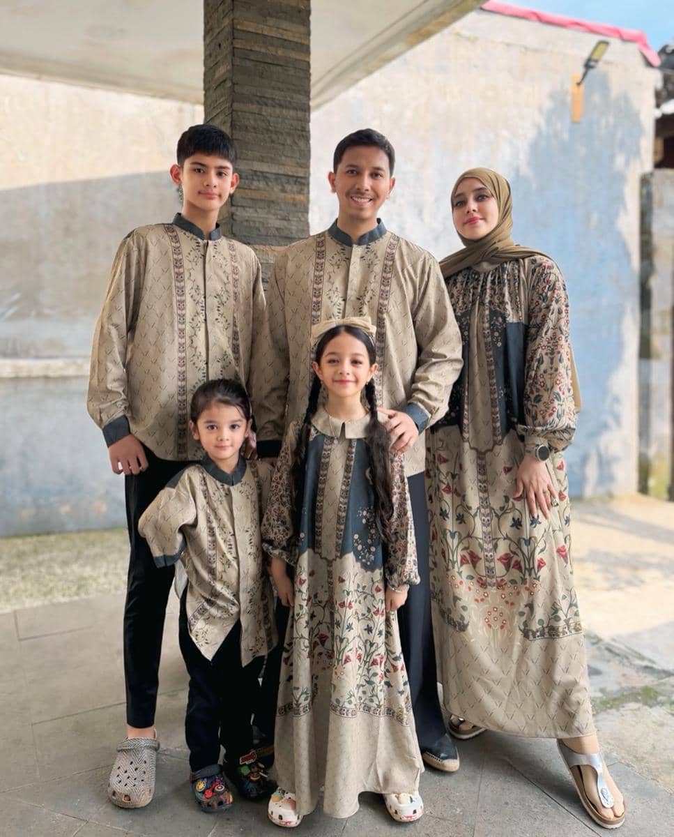 Inspirasi OOTD keluarga ala Fairuz A Rafiq dan Sonny Septian