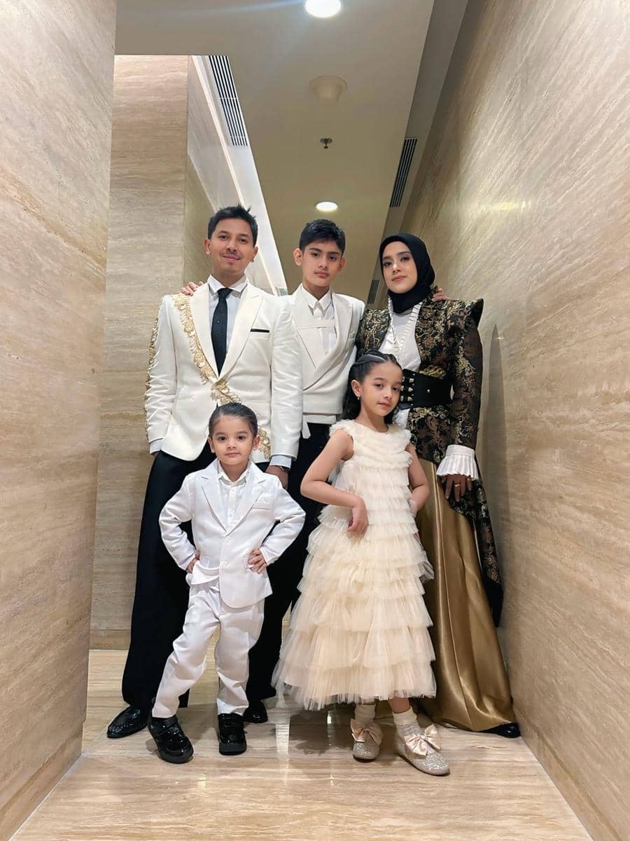 Inspirasi OOTD keluarga ala Fairuz A Rafiq dan Sonny Septian