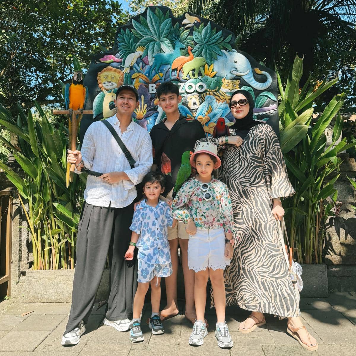 Inspirasi OOTD keluarga ala Fairuz A Rafiq dan Sonny Septian