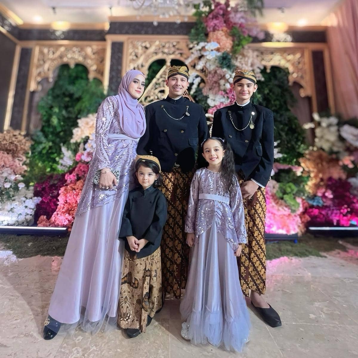 Inspirasi OOTD keluarga ala Fairuz A Rafiq dan Sonny Septian