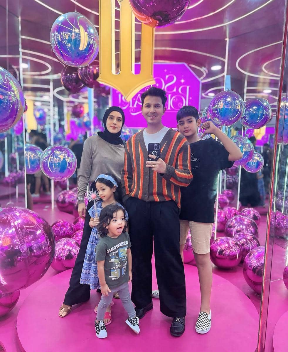 Inspirasi OOTD keluarga ala Fairuz A Rafiq dan Sonny Septian