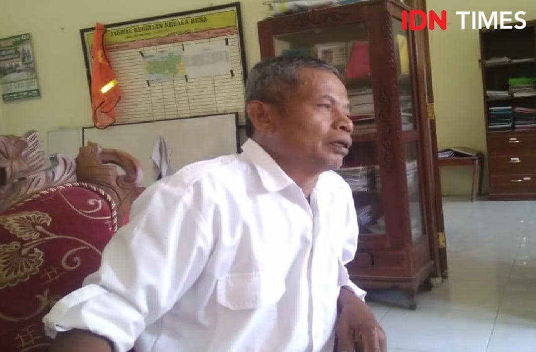 Sarman, Kepala Desa Randegan di Wangon, berbicara saat ditemui di ruang kerjanya terkait bantuan air bersih bagi warga.