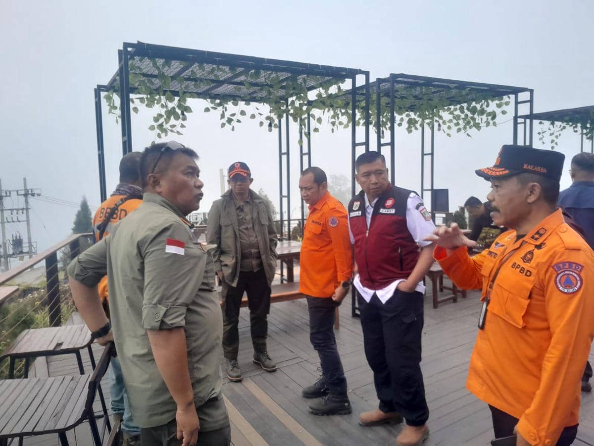 Kepala BNPB Letjen TNI Suharyanto memantau upaya pemadaman kebakaran hutan dan lahan di kawasan Gunung Bromo.