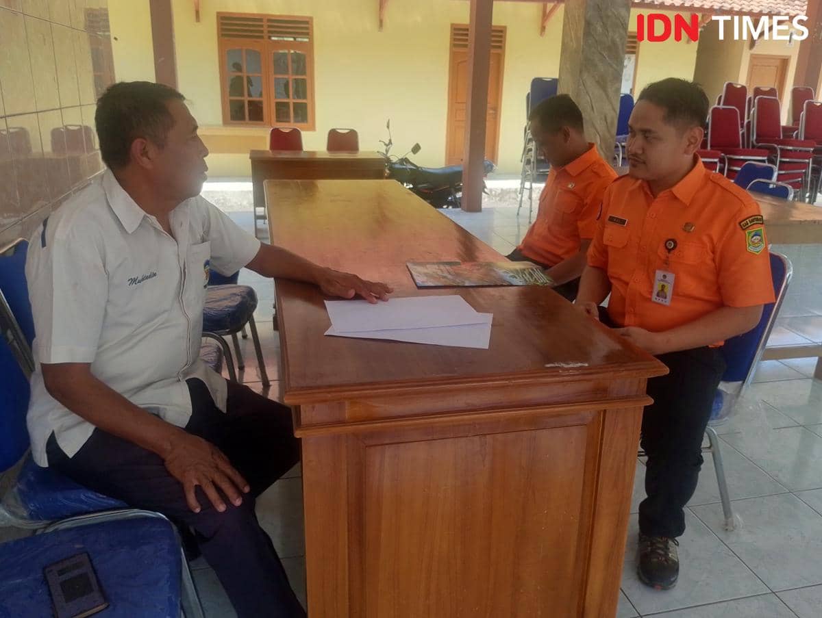 Tim BPBD Banyumas melakukan survei lokasi untuk menindaklanjuti keluhan kekurangan air warga Desa Randegan.
