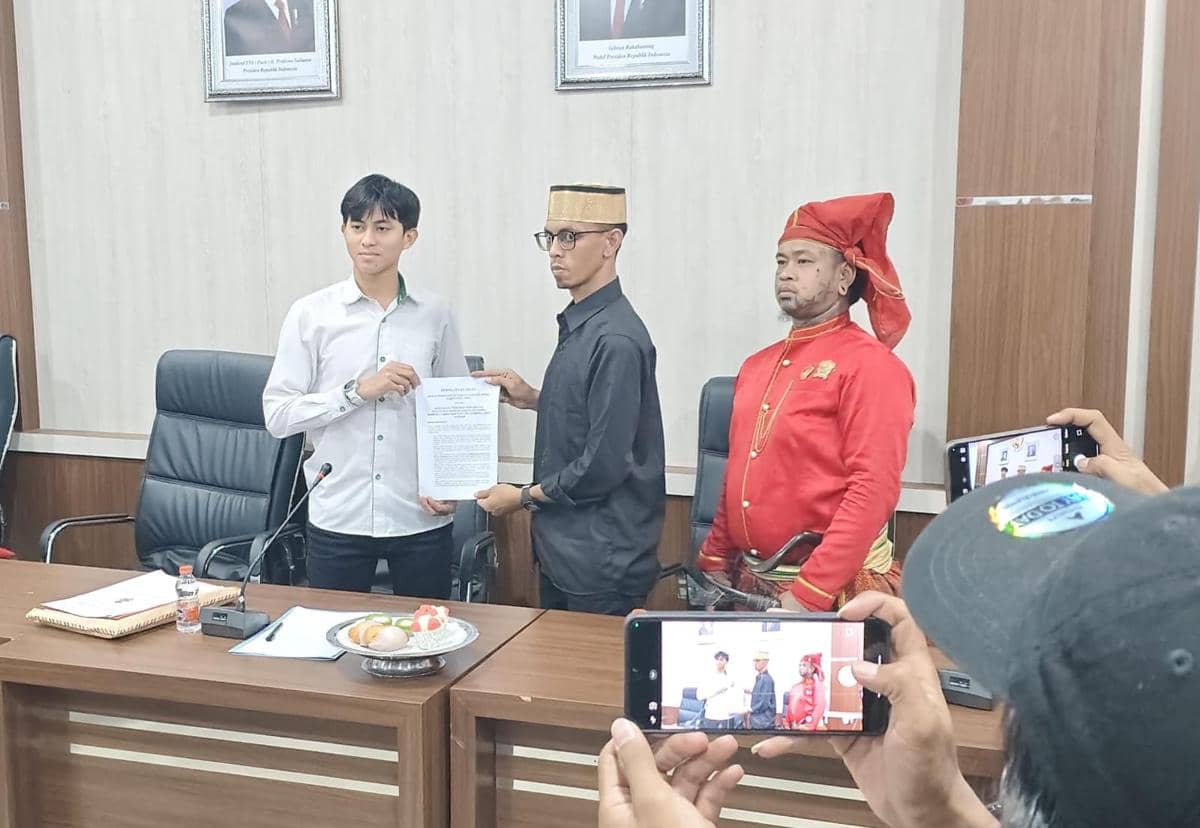 DPRD Kabupaten Gowa merespons tuntutan Putra Mahkota Kesultanan Kerajaan Gowa yang mendesak pencabutan Peraturan Daerah tentang Lembaga Adat