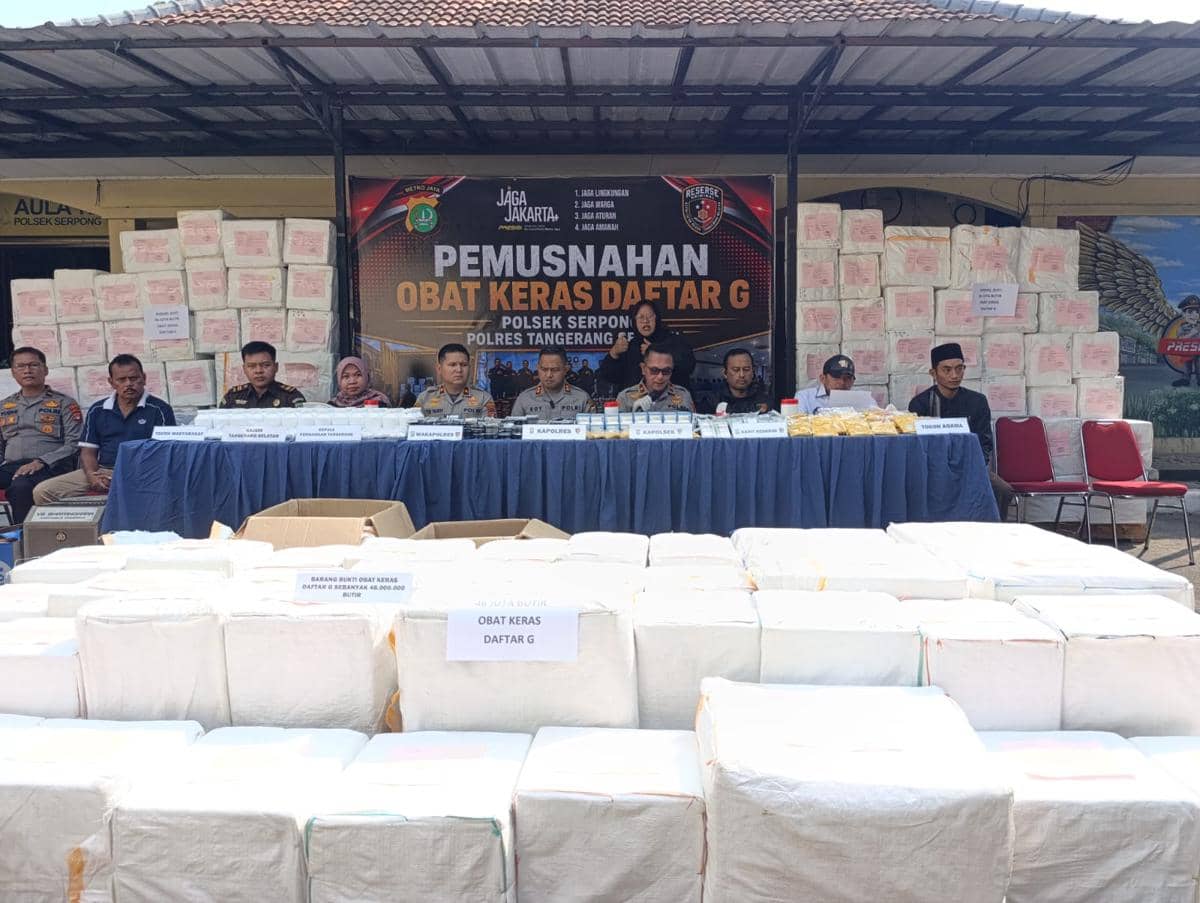 Polisi Polsek Serpong memperlihatkan barang bukti 46 juta pil koplo yang digagalkan dari peredaran senilai Rp230 miliar.