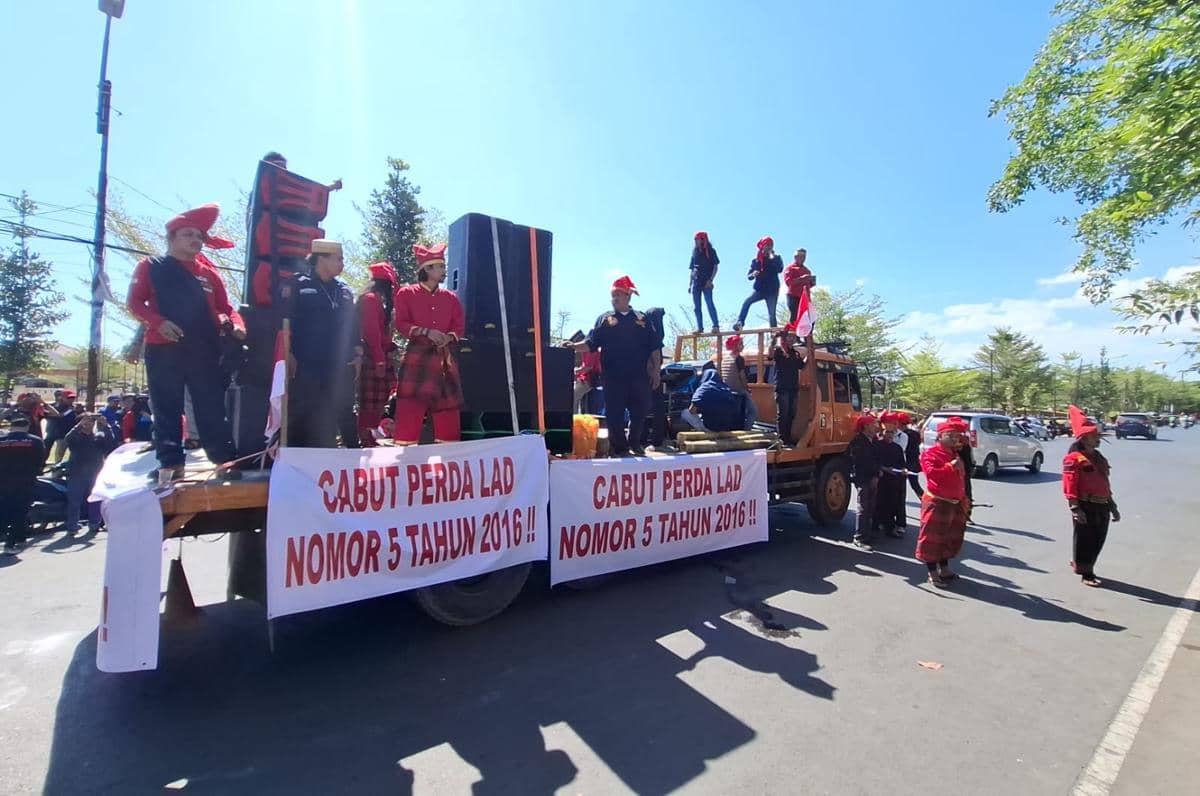 Pasukan berkuda Kesultanan Kerajaan Gowa menggelar aksi unjuk rasa di depan Kantor DPRD Gowa, Rabu (5/8/2026). (IDN Times/Darsil Yahya)
