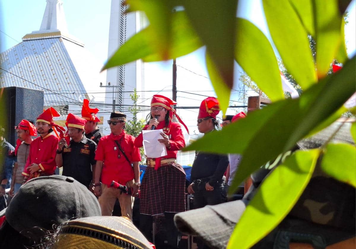 Pasukan berkuda Kesultanan Kerajaan Gowa menggelar aksi unjuk rasa di depan Kantor DPRD Gowa, Rabu (5/8/2026). (IDN Times/Darsil Yahya)