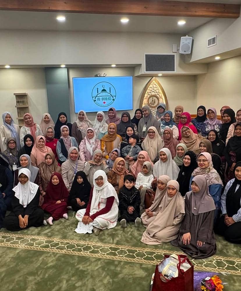 Nikita Willy dan suaminya berpose bersama saat menghadiri peresmian Masjid Al-Ikhlas di Kanada dalam sebuah potret.