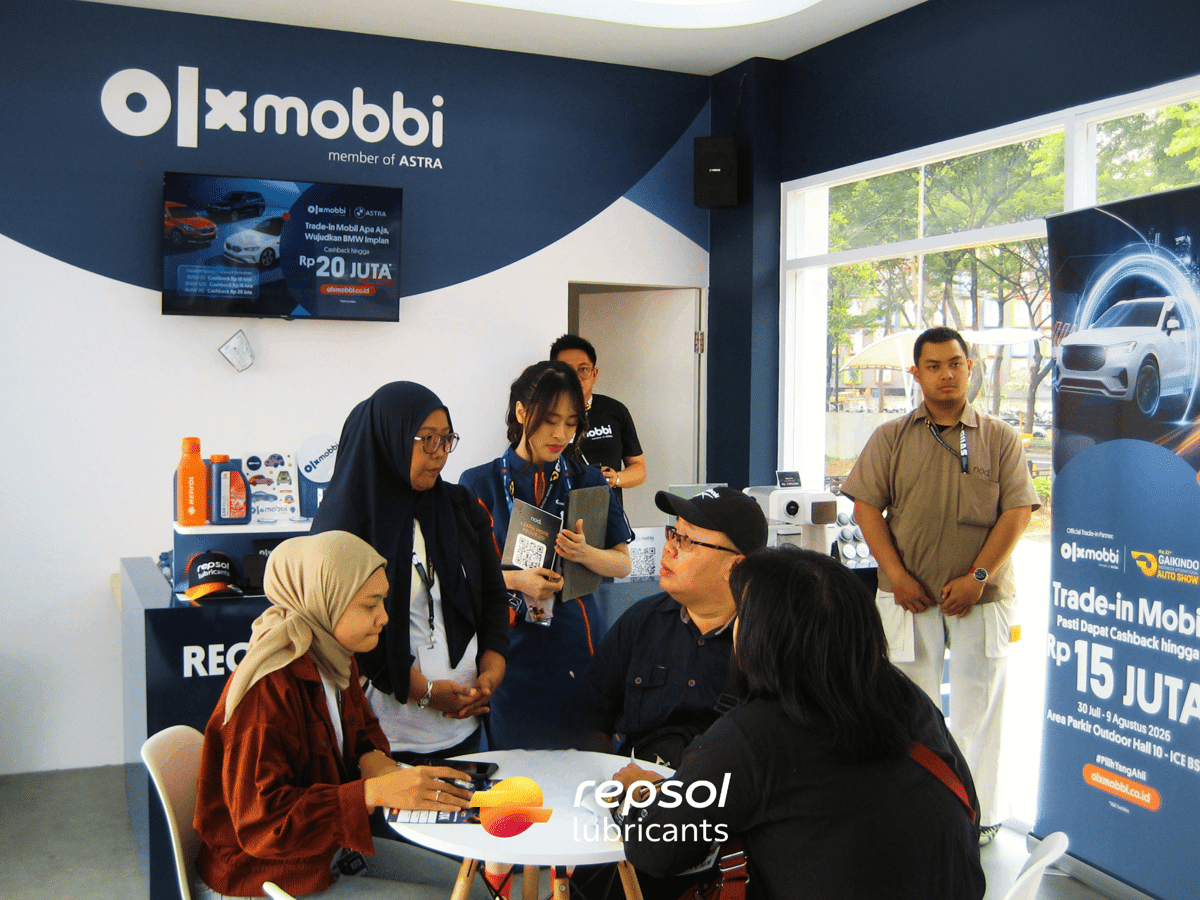Produk pelumas Repsol sebagai hadiah bagi konsumen yang telah menyelesaikan transaksi dalam program promosi.