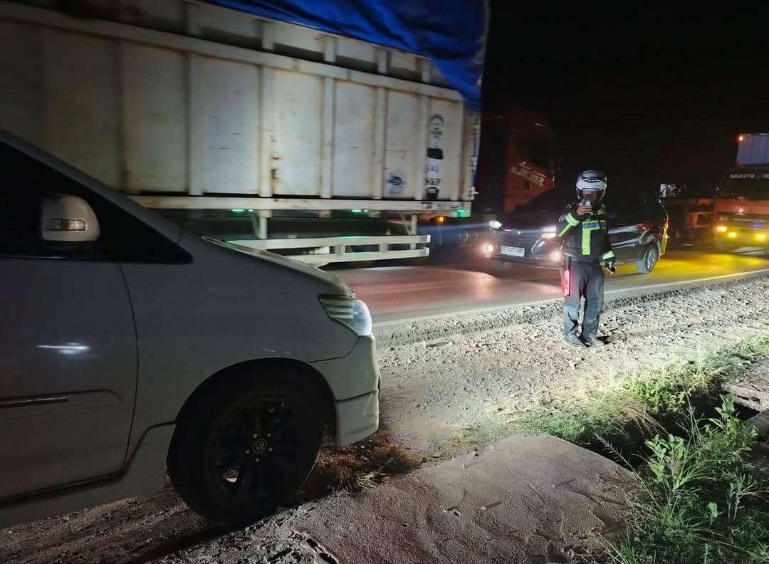 Personel PATAKA Sat Lantas Polres Banyuasin saat melakukan tilang terhadap kendaraan lawan arah di Jalintim. 