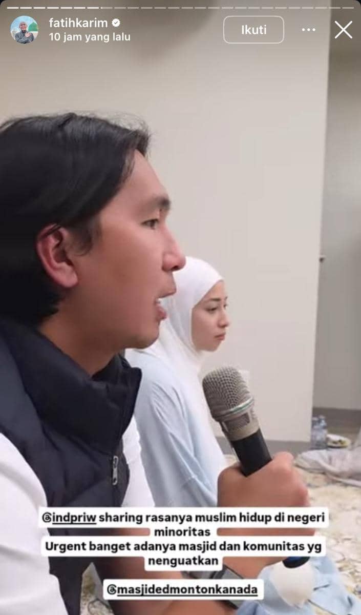 Nikita Willy dan suaminya berpose dalam potret saat menghadiri peresmian Masjid Al-Ikhlas di Kanada.