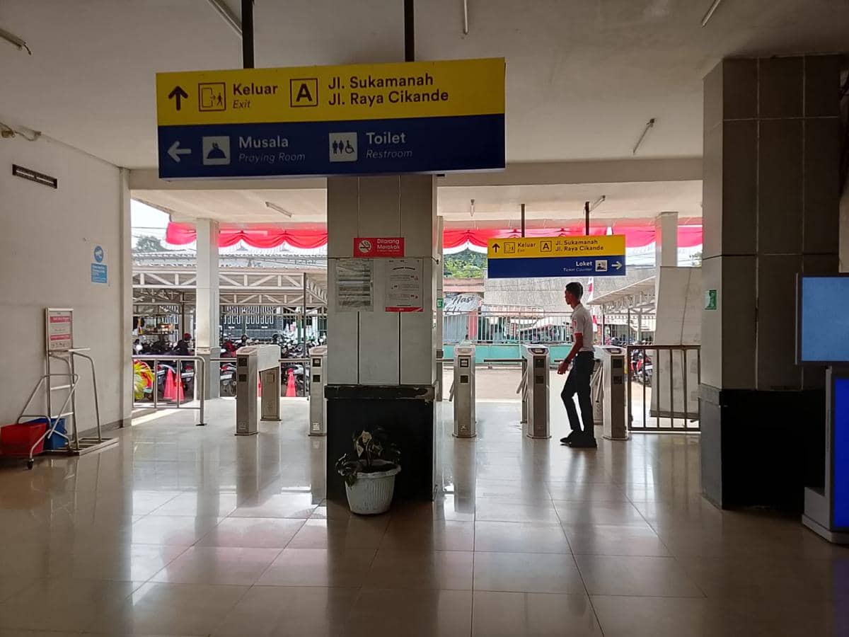 Sejumlah penumpang Commuter Line berada di peron Stasiun Citeras, Banten, saat jumlah pengguna kereta meningkat.