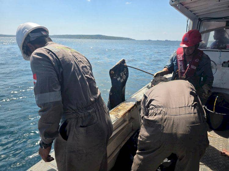 Minyak di Laut Pulau Semau Berasal dari Kebocoran Bangkai Kapal