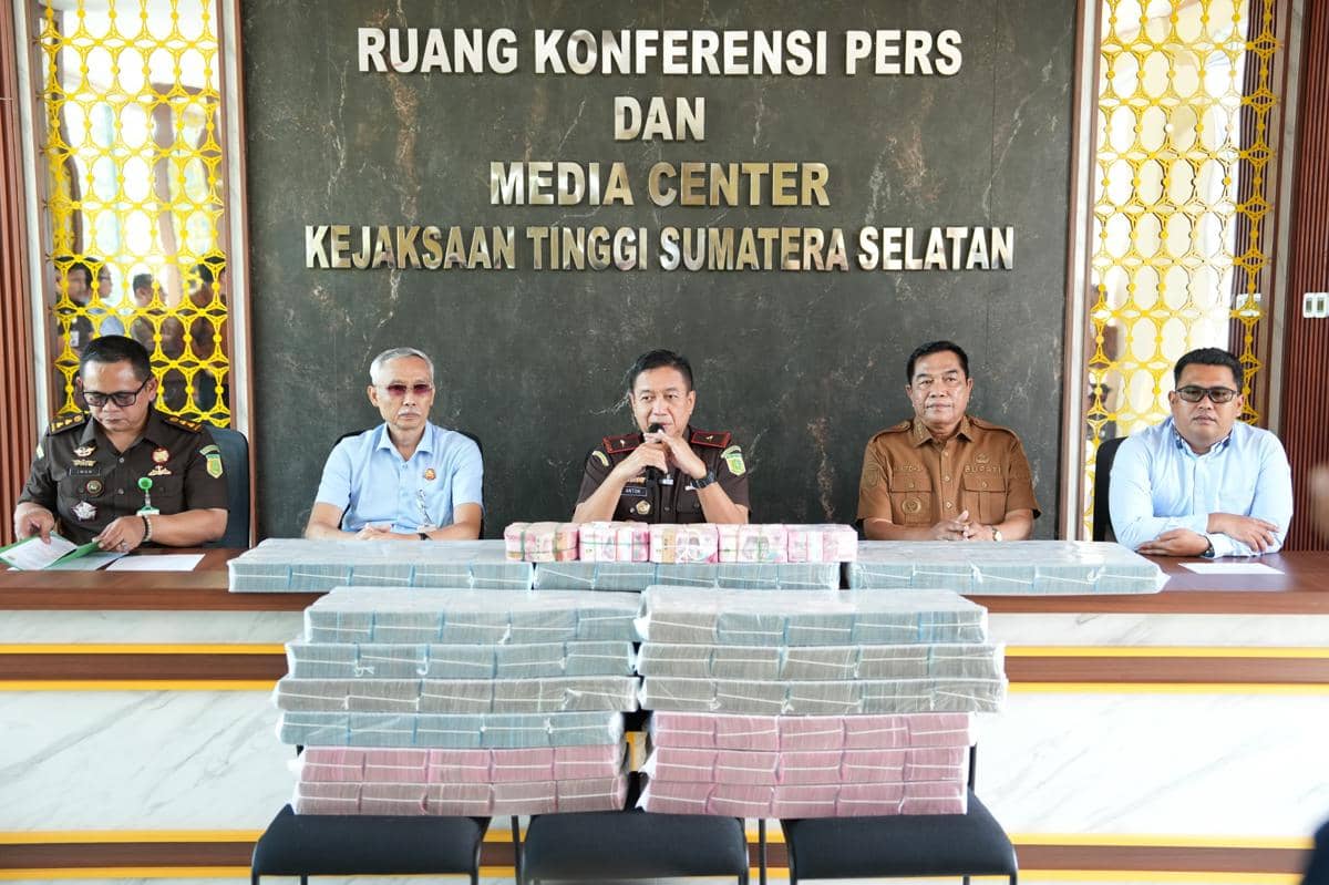 Kejati Sumsel dan Kejari Muba saat menyerahkan kerugian negara senilai Rp127.27 ke Pemkab Muba.