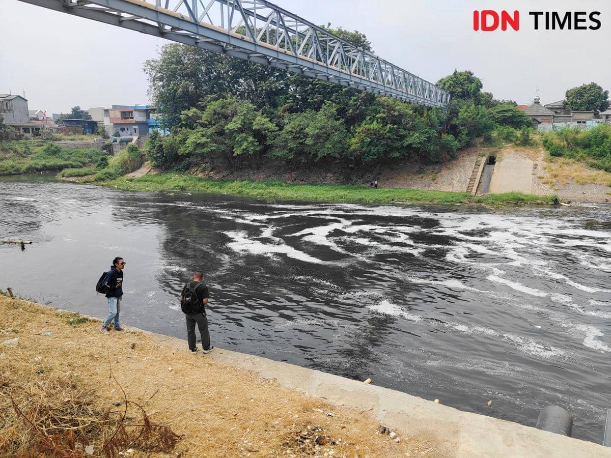 Diduga Tercemar, Aliran Kali Bekasi Menghitam hingga Keluarkan Bau