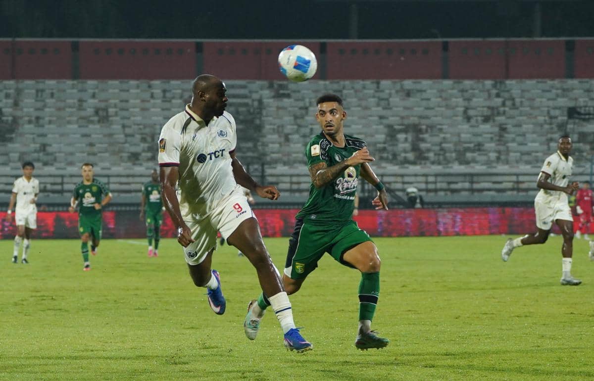 Para pemain Arema FC dan Persebaya Surabaya bertanding dalam laga semifinal Piala Presiden 2026.