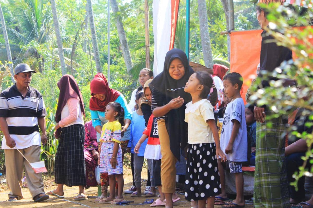 membawa kelereng