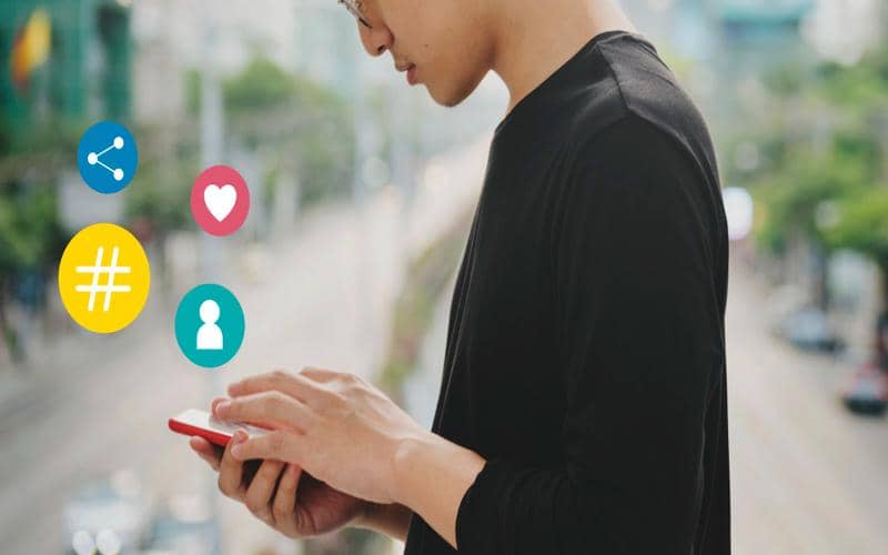 ilustrasi pengguna sedang membuka media sosial di smartphone
